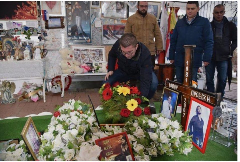 Мицкоски пред гробот на Тоше Проески: Поклон за човекот кој обединуваше и одаваше почит секому