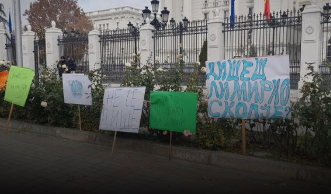 Скопските и гостиварските гимназијалци протестираат пред владата против загадувањето на воздухот
