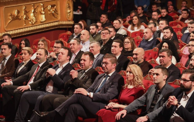 Мицкоски со моќен говор на Конференцијата на УМС: Паднаа пердувите, срамот од промената на името ќе ви остане