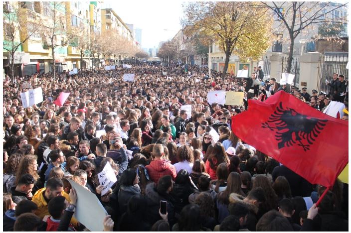 Албанија ја тресат студентски протести