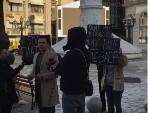 Граѓаните со порака до СДСМ и Костадинов: „500 евра плата, 1 евро за Вицето, 1 евро за Заев“ (ФОТО