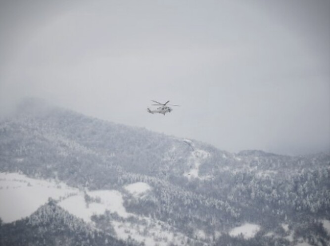 На барање на жителите од отсечените села во Скопска Црна Гора, со хеликоптер им се доставени прехранбени и материјални средства