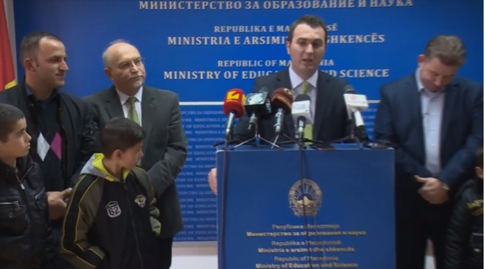 Градоначалникот на Велес му се закани на министерот за образование: „Или преведете на македонски или ќе си заминам“ (ВИДЕО)