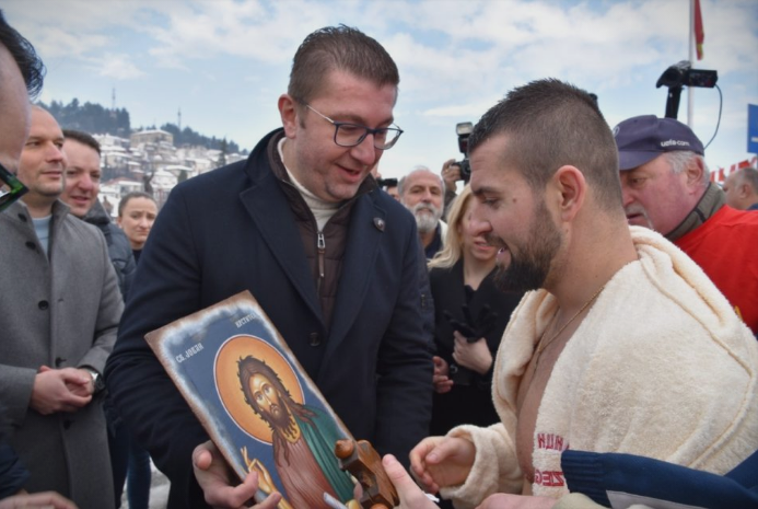Мицкоски за Водици меѓу православните верници во Охрид, со икона го даруваше момчето кое го фати Крстот