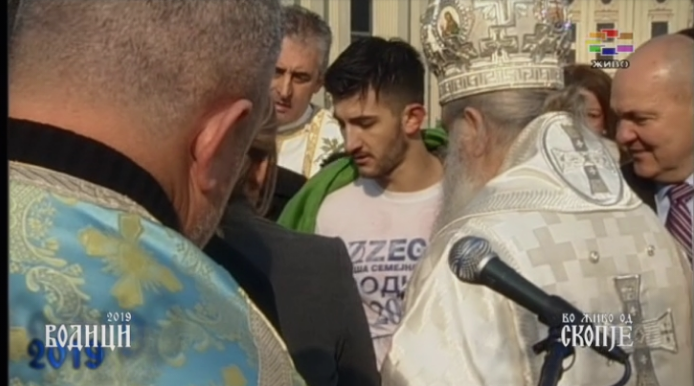 Кристијан Ниневски го фати светиот крст во Скопје: Здравје и среќа за сите, Бог се јави!