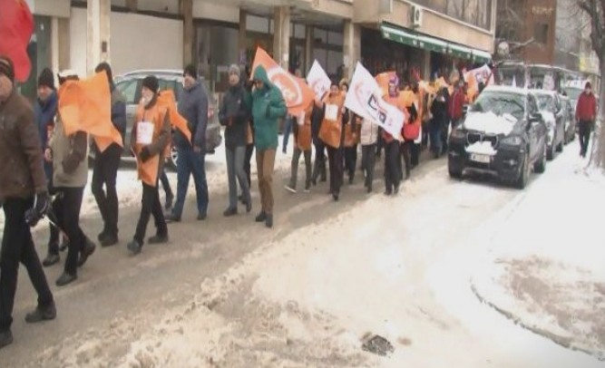 ШТРАЈК И ВО МАКЕДОНИЈА: КСС и СОНК ги здружија силите и излегоа на штрајк во Штип – бараат повисоки плати и К-15!