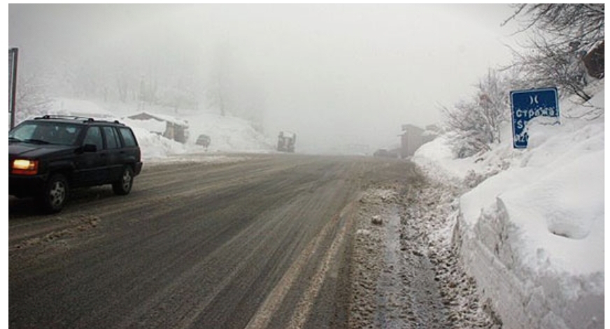 Обилни снежни врнежи, забрана за движење на камиони на Гостивар-Стража-Кичево и Маврово-Дебар