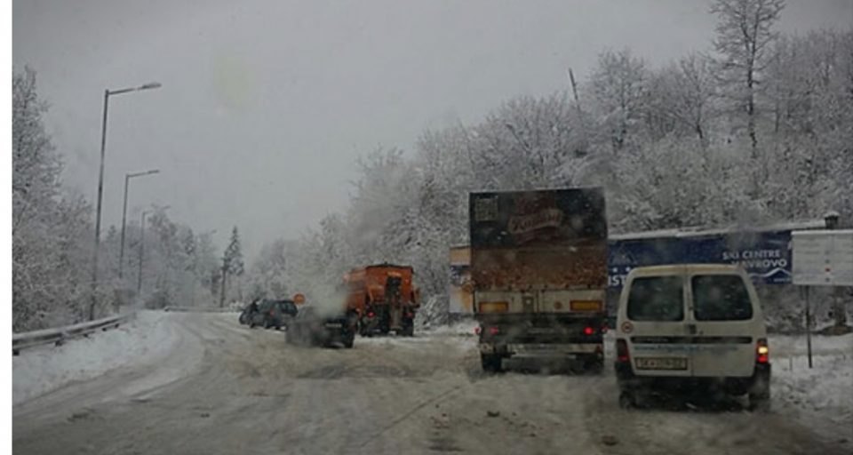 Забрана за сообраќај за тешки товарни возила на патот Маврово-Дебар