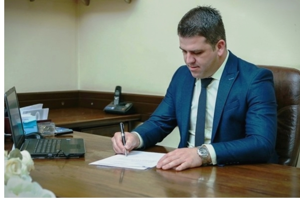 Општина Василево во долгови, градоначалникот купи ново возило