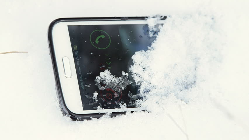 Ако мобилниот ви падне во снег полошо е отколку во вода: Направете ги веднаш овие 6 постапки и повторно ќе работи