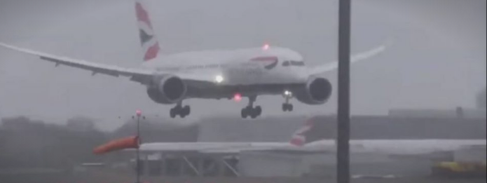 Избегната катастрофа: Авион во Лондон поради бурата се одби од пистата (ВИДЕО)