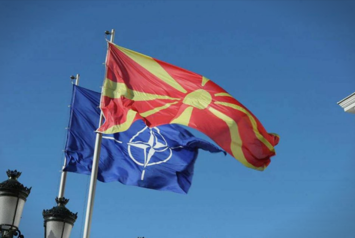 Во очекување на новиот натпис, утре пред Владата свечено ќе биде подигнато знамето на НАТО
