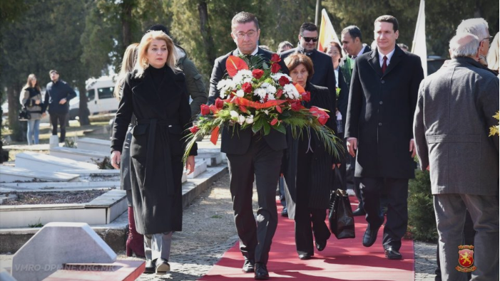 Мицкоски положи цвеќе на вечното почивалиште на Трајковски: Наша задача е да веруваме во Македонија