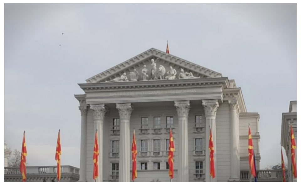 Заев тврдеше дека на Владата ќе пишува Република Македонија: Денес буквите отстранети за да се додаде „Северна“ (ВИДЕО)