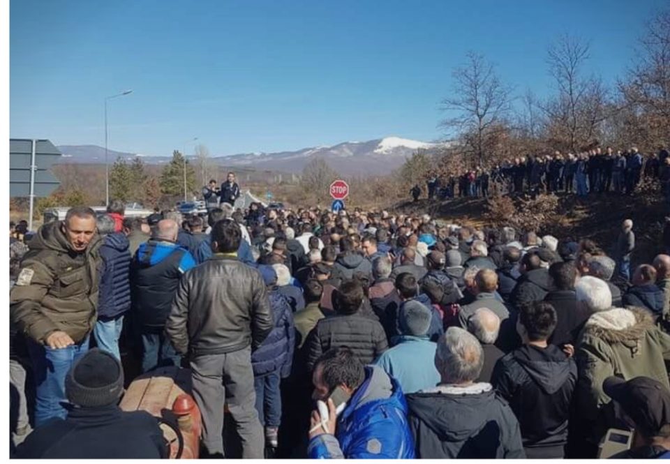 Протест на Преспанските јаболкопроизводители, бараат средба со премиерот