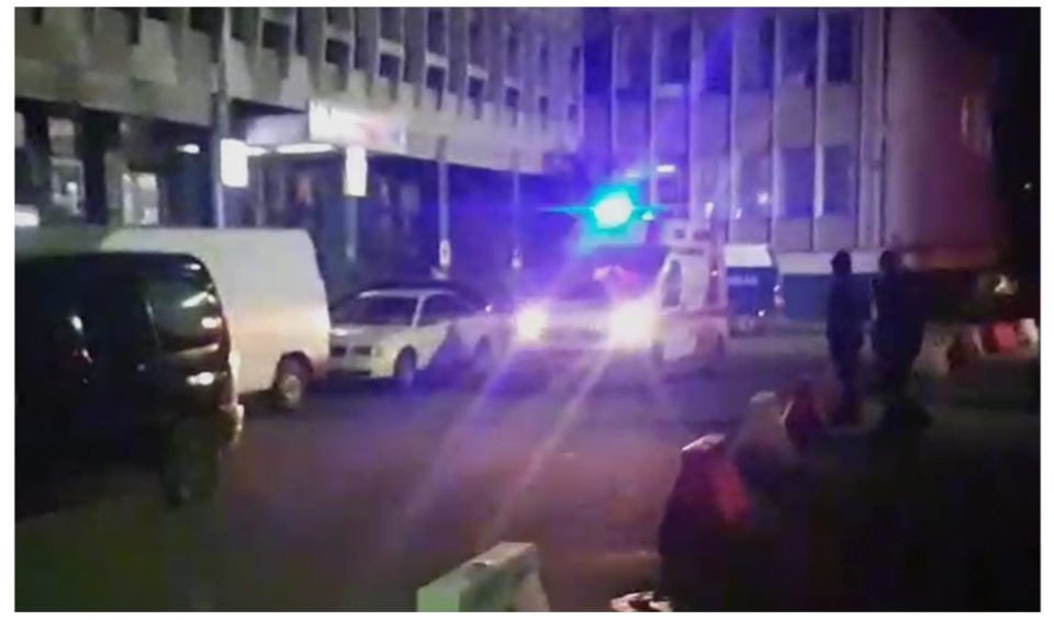 Затворската полиција го блокира влезот на ГОБ „8-ми Септември“, итни случаи се препраќаат на клиника (ВИДЕО)