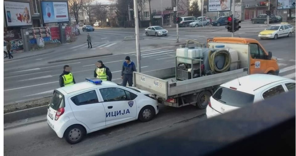 ФОТО: Полициско возило се судри со камион среде центарот на Скопје