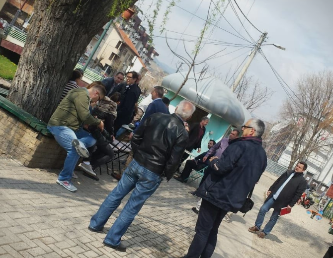 Пендаровски доживеа дебакл во Кочани- кандидатот на СДСМ пречекан од едвај неколкумина жители (ФОТО)