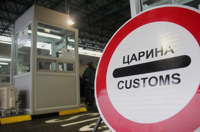 По огласите за вработување во УЈП и во Македонија Пат, во предизборен период распишан е и оглас за вработување и во Царинската управа