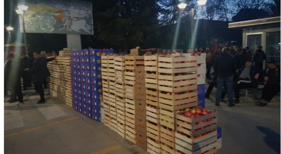 Ресенските јаболкопроизводители организираа акција за собирање и донација на јаболка: Да се засрами министерот Николовски кој манипулира со нашите чувства