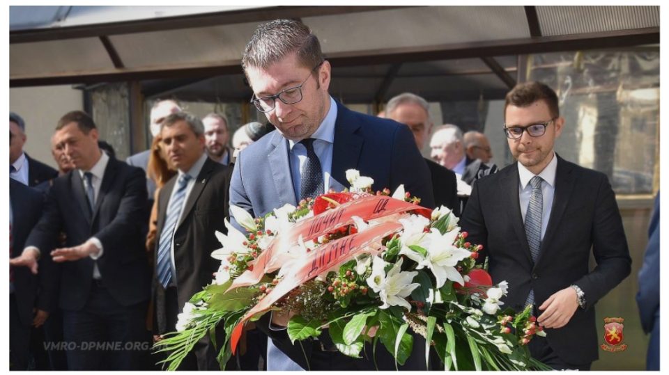 Мицкоски положи свежо цвеќе по повод 76 години од депортацијата на македонските Евреи