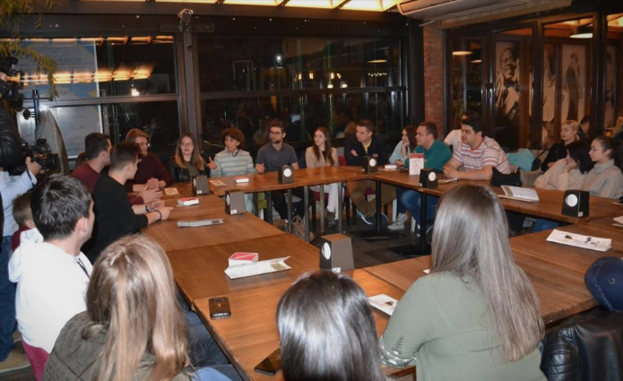 Силјановска Давкова на средба со младите: Да започнеме една нова пролетна ориентирана политика која ќе ги разбуди и ќе ги расцвета најумните и најкритичните