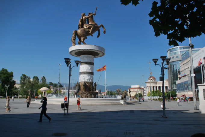 Заев: Постои иницијатива за размена на споменици со Атина