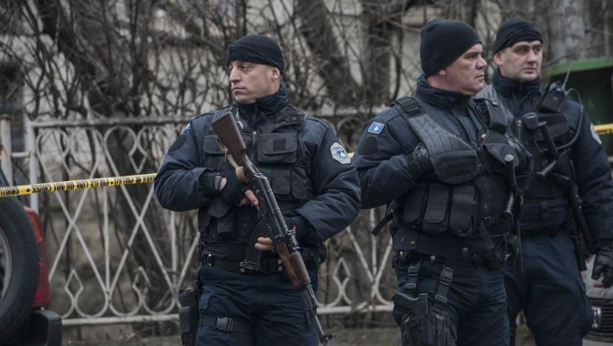 Напнатост на Косово: Уапсен шефот на полицијата, косовските Срби го блокираат патот