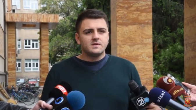 Попов му подари бел прашок на Богоевски: Масло од канабис се купува во аптека, нека ти објаснат Вице и Зоран