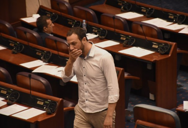 ВМРО-ДПМНЕ му остави цело кило брашно пред Собранието на Павле Богоевски за да го потсети за оставката која се уште на ја дал (ВИДЕО)