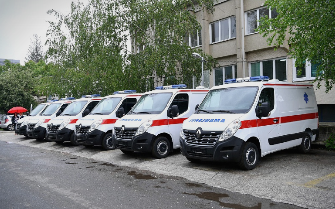Граѓаните имаат потреба од нив, а тие стојат паркирани: Новите возила за брза помош сѐ уште не се користат