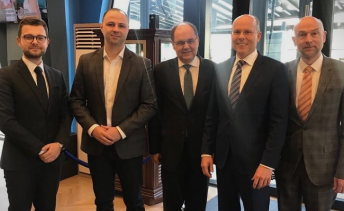 Петер Бејер незадоволен од реформите во Македонија: Ги поздравува договорите, но ѝ порача на Владата дека треба да работи