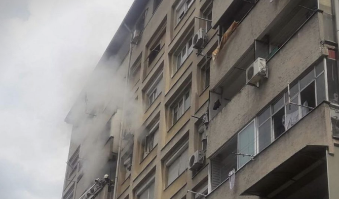 ГАЛЕРИЈА: Пожар во стан во Кисела Вода, граѓаните на нозе, повреден пожарникар