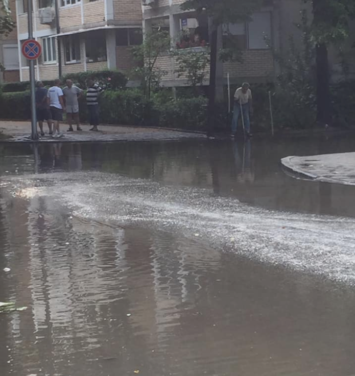 „Скопската Венеција “- улиците во Ѓорче Петров поплавени по невремето, жителите гневни на НЕгрижата на градоначалникот Наумовски (ФОТО)