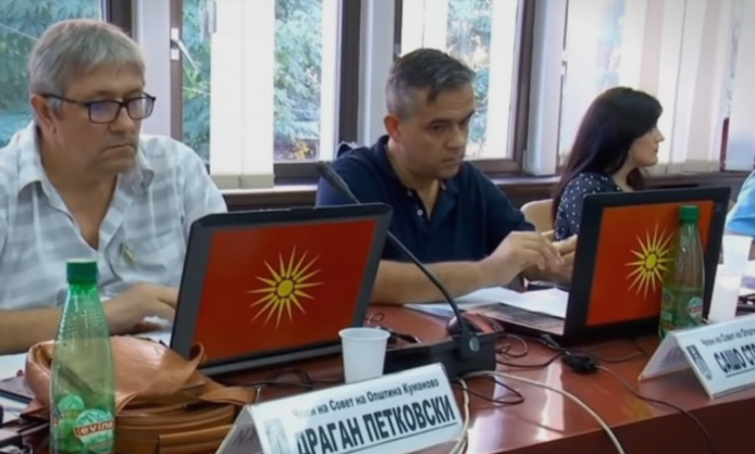 Албанско или српско знаме не се забранети, но сонцето од Кутлеш не смее да биде залепено на компјутер (ВИДЕО)