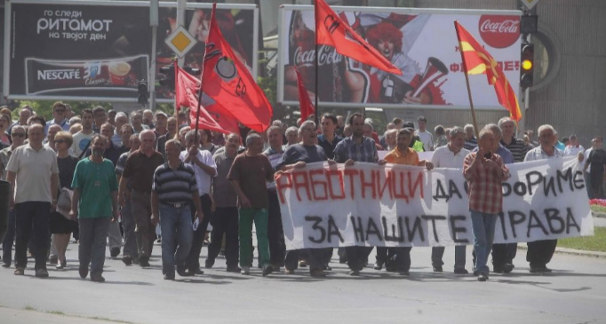 Со мака си ги заработија парите, со уште поголема мака ги чекаат: Поранешни вработени од „ОХИС“ повторно на протест