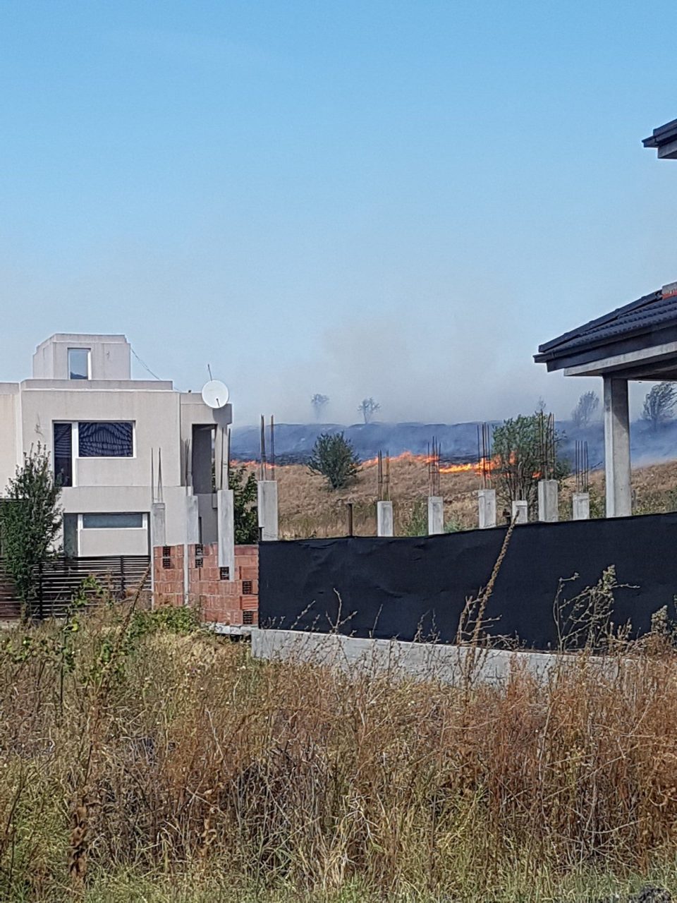 Голем пожар во Бардовци, чадот се шири дури до Центар