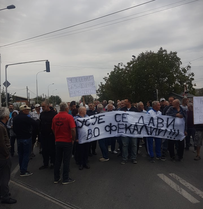 Жителите на Усје излегоа на протест: Градоначалникот Темелковски не излажа, ни вети фекална канализација, но истата три години не е изградена