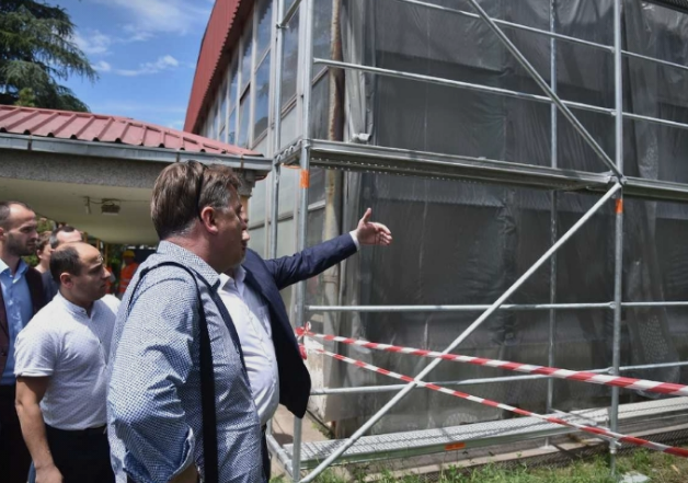 Во скопското хемиско училиште наставата се уште не е започната- причината се лагите на Шилегов кој ги ветуваше со месеци (ФОТО)