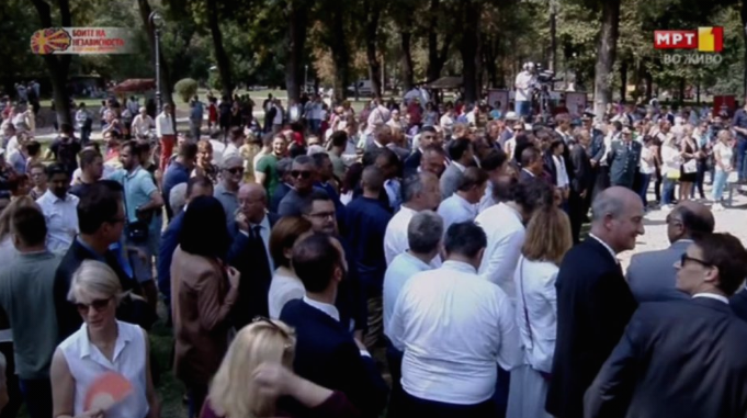 Заев и владата организираа мизерна и минијатурна прослава за Денот на независноста (ФОТО)