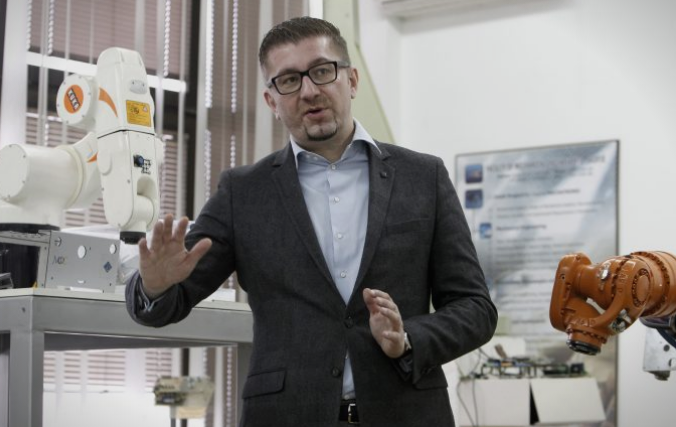 Активен и во науката: Професорот Мицкоски vs политичарот Мицкоски