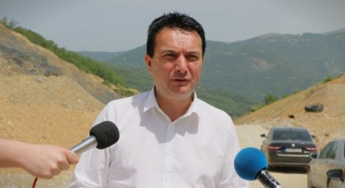 Сугарески се пофали дека овој период нема трева на автопатишта – Водителот со коментар среќа што не е сезона на трева