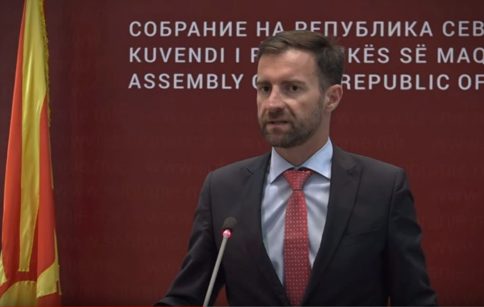 Пратеници на СДСМ го поддржаа предлогот на Димовски за тргање од дневен ред на Законот за Инспекторат за употреба на јазиците, мнозинството го одби