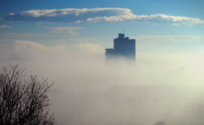 СКОПЈЕ ВО ТОП 3 ВО СВЕТОТ: Главниот град на Македонија енормно загаден, граѓаните се гушат (ФОТО)