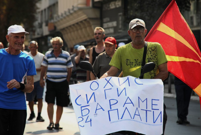 Поранешни вработени во „Охис“ на протест пред Собрание, бараат неисплатени плати