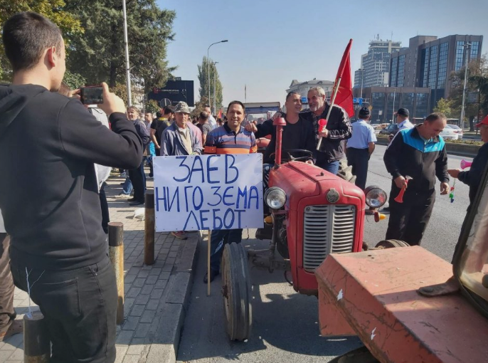 Македонските земјоделци на протест- организирано го кренаа гласот: Заев ни го зема лебот (ФОТО)