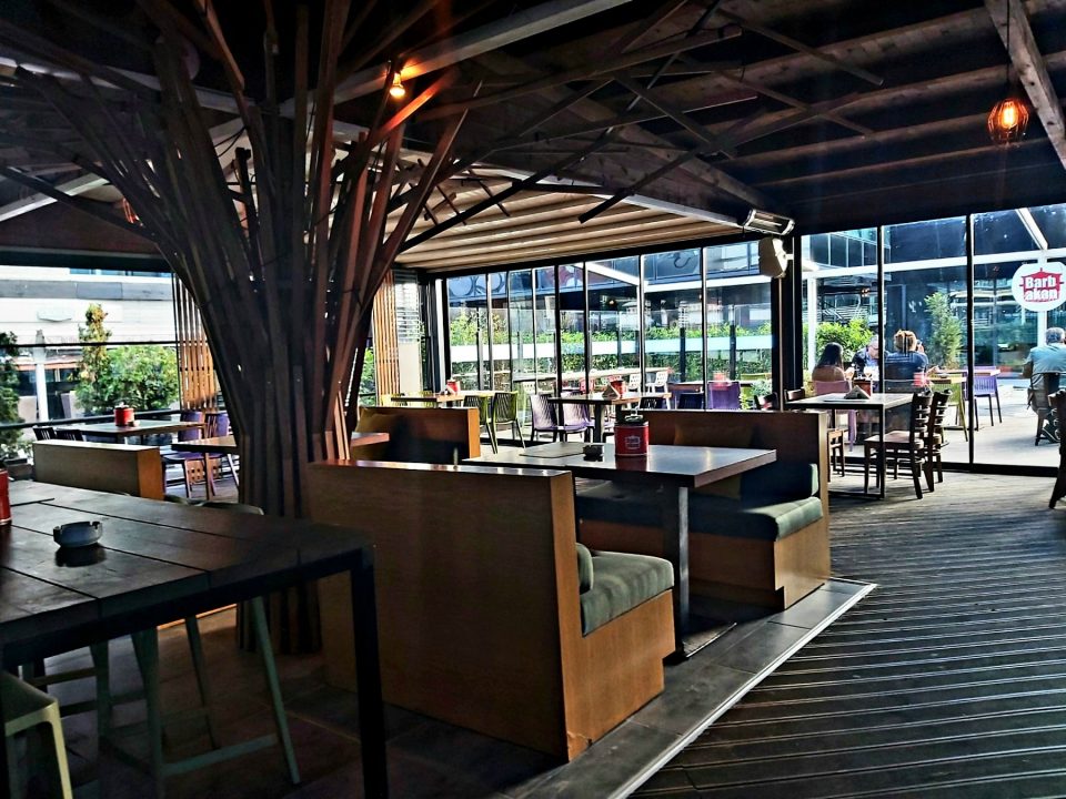 Урбаната нова тераса на Барбакан ве чека на кафе муабет
