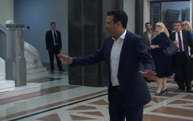 Заев ги „плаши“ граѓаните со враќање на името Република Македонија?!