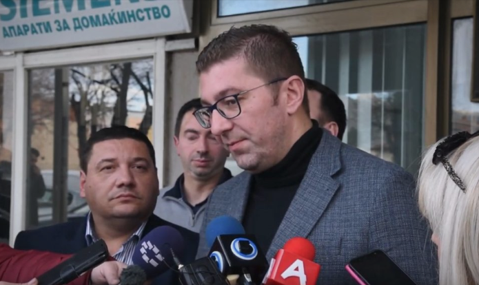 Мицкоски од Прилеп: Се сретнав со вработените од „Еурокомпозит“, по три години лаги од Заев нема решение, ќе работиме да се помогне!