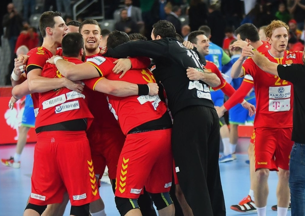 ФОТО: Ракометарите го избришаа името „Северна“ од автобусот